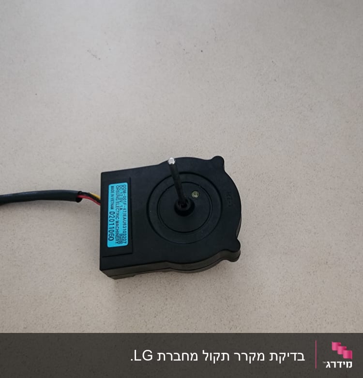 מנוע חשמלי קטן עם כבל חשמלי